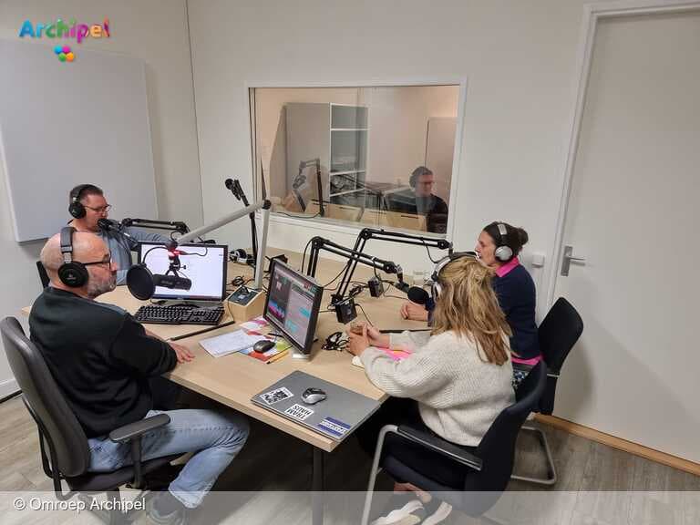 Radiopresentator en gezin wandelen mee in strijd tegen dementie