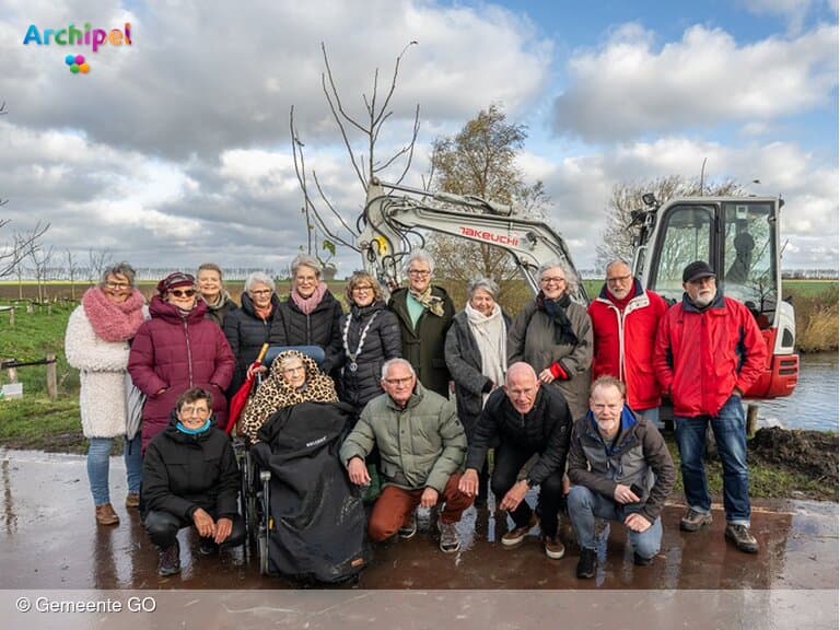 Nieuwe gedenkbomen voor honderdjarigen geplant in Vliedpark
