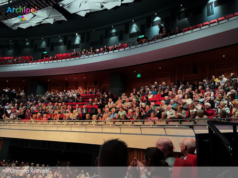 Ouderen genieten van concert Ger Vos dankzij Lions Club Goeree-Overflakkee
