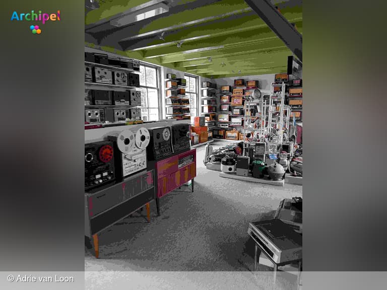 Een tijdreis door geluid en beeld: ontdek radiomuseum Het Oude Weeshuis