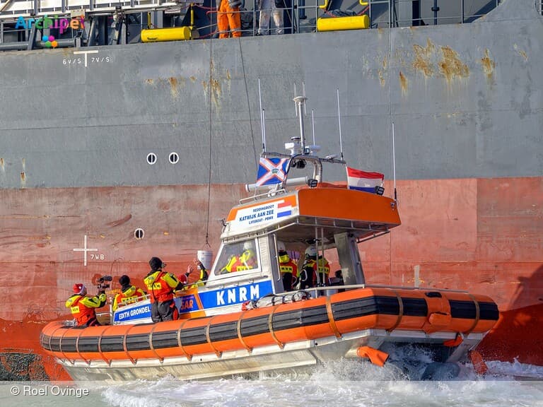 KNRM-redders van Stellendam bezorgen kerstbroden aan zeelui voor de kust