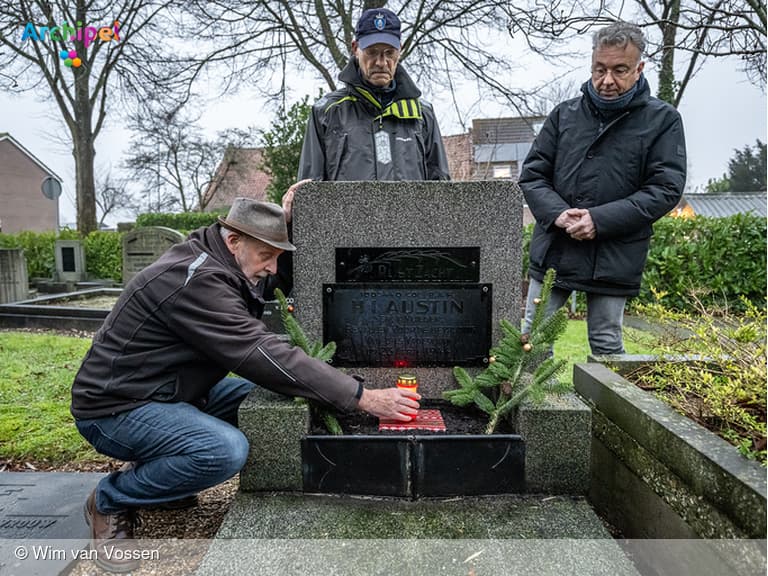 Wethouder Van Putten ontsteekt lichtjes bij oorlogsgraven