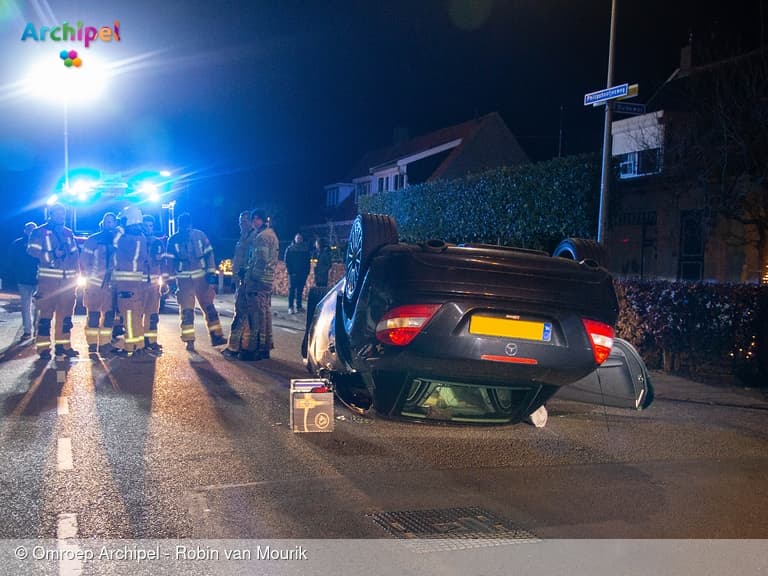 Auto raakt geparkeerde voertuigen en slaat over de kop