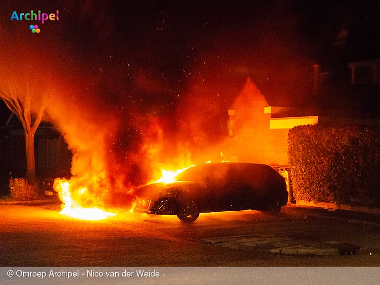Autobrand in Sommelsdijk verwoest twee voertuigen