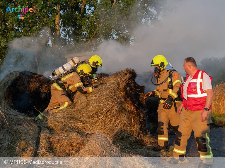 Brandweer blust hooibrand bij Oude-Tonge