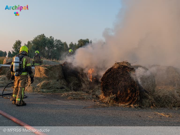 Brandweer blust hooibrand bij Oude-Tonge