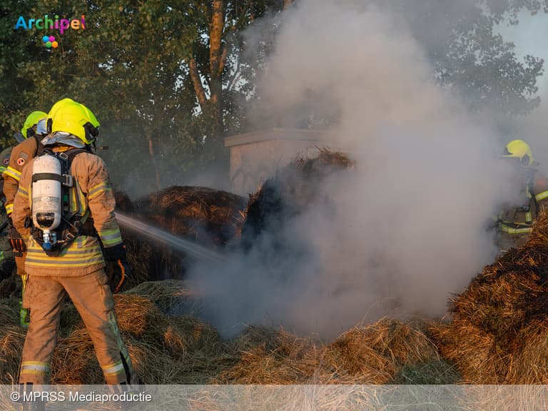 Brandweer blust hooibrand bij Oude-Tonge