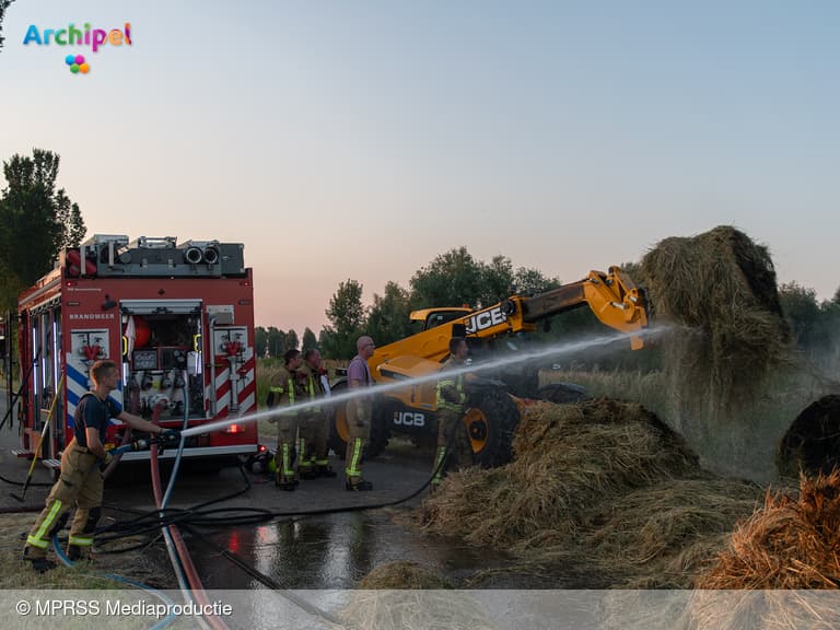 Brandweer blust hooibrand bij Oude-Tonge