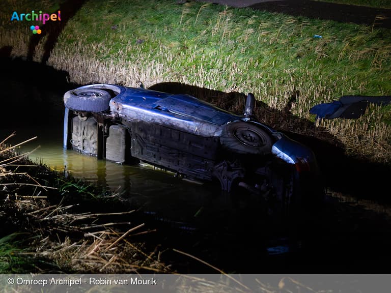 Auto raakt te water, bestuurder gewond naar ziekenhuis