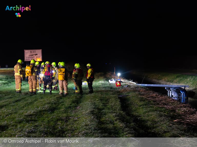 Auto raakt te water, bestuurder gewond naar ziekenhuis