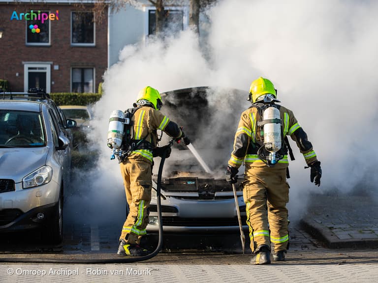 Brand verwoest auto op parkeerplaats
