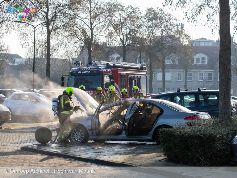 Brand verwoest auto op parkeerplaats