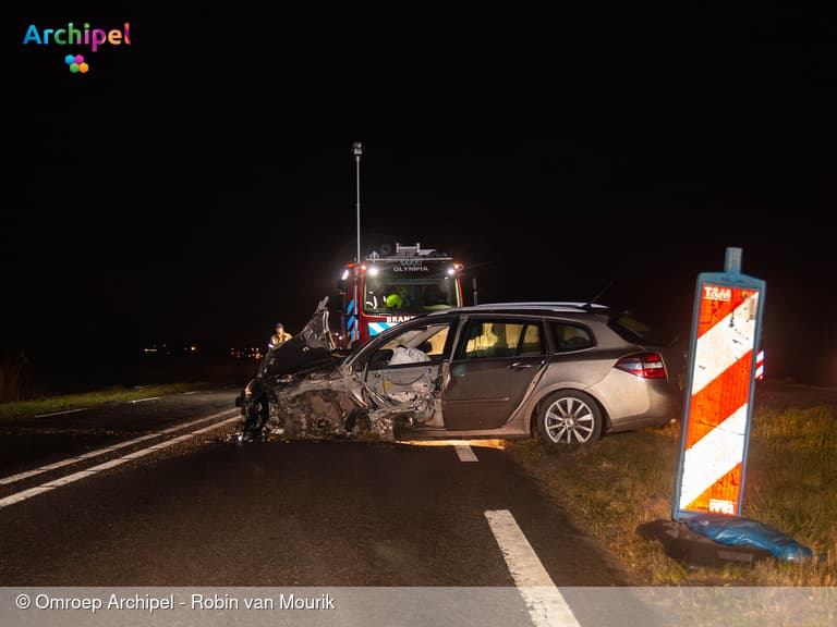 Auto over de kop door botsing met andere personenwagen