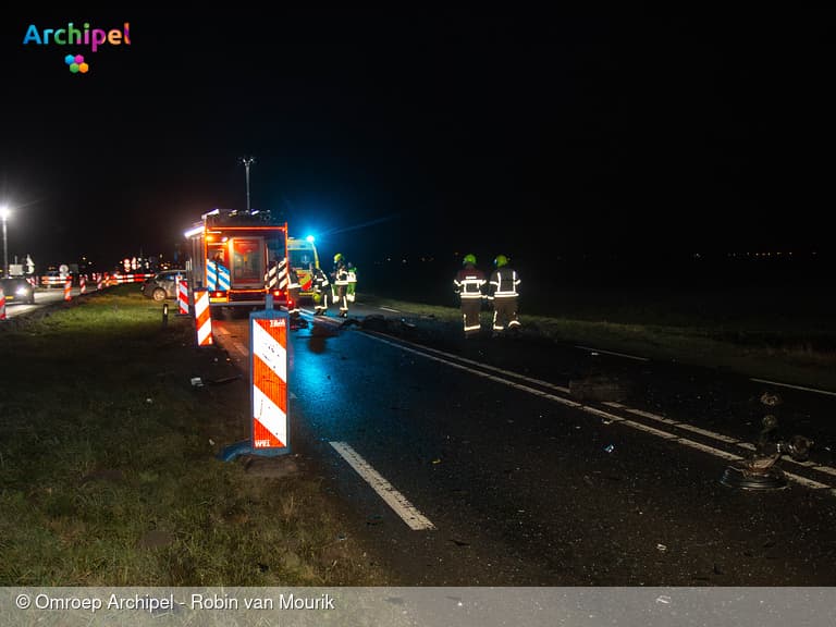 Auto over de kop door botsing met andere personenwagen