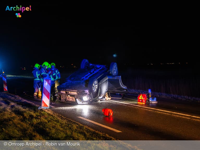 Auto over de kop door botsing met andere personenwagen