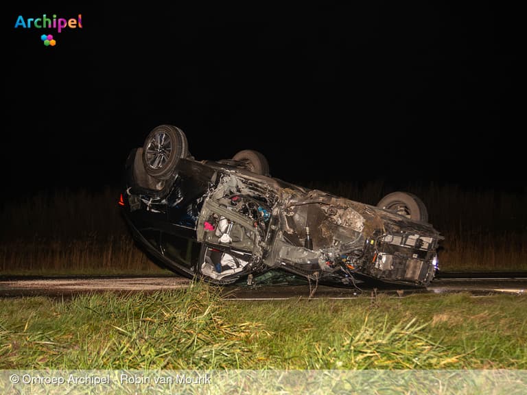 Auto over de kop door botsing met andere personenwagen