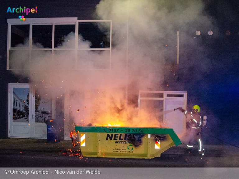 Brandweer voorkomt overslag bij containerbrand