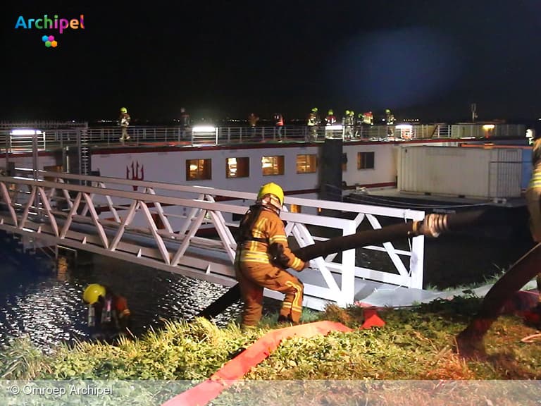 Brandweer oefent op asielzoekersschepen