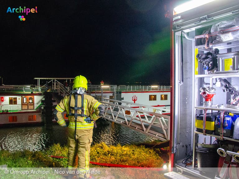 Brandweer oefent op asielzoekersschepen