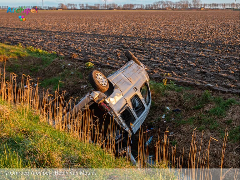 Auto door botsing in de sloot beland