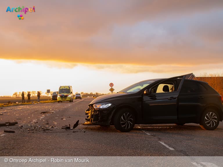 Auto door botsing in de sloot beland