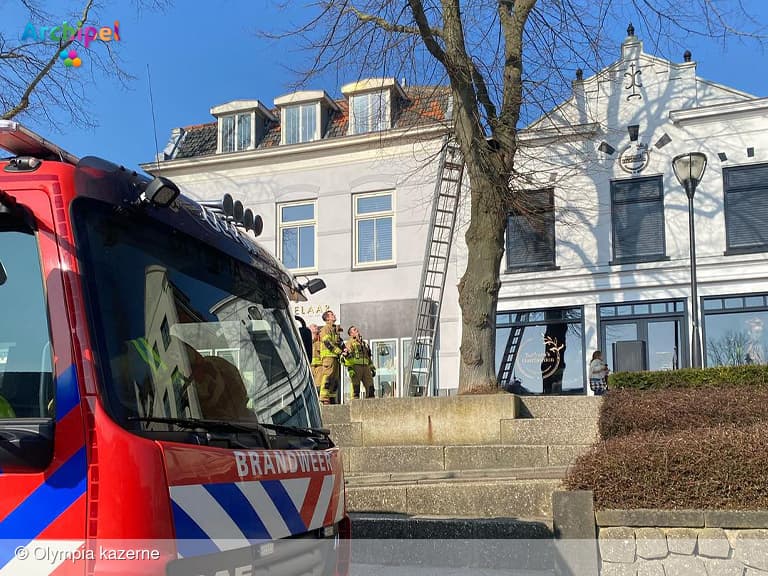 Brandweer redt kat na achtervolging