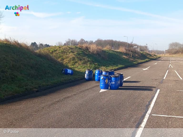 Vaten gedumpt in Ouddorp, politie zoekt getuigen