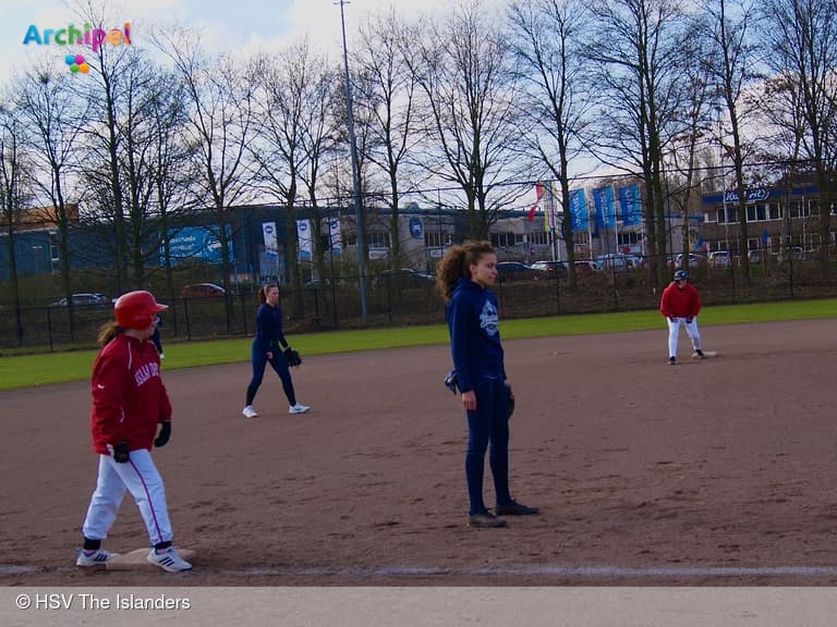 Softbal vrouwenteam boekt overtuigende overwinning in voorbereidingswedstrijd