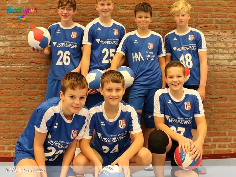 Intermezzo Jongens C1 wint overtuigend van Volley2B Jongens C2