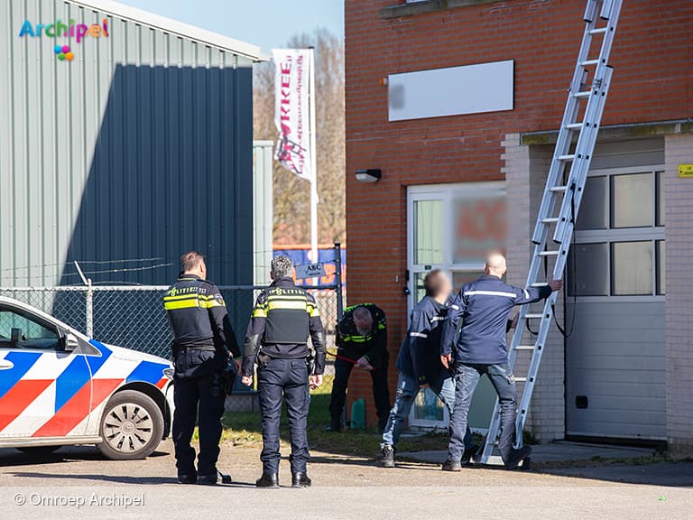 Politie slaat ruit in en treft grote professionele hennepplantage aan