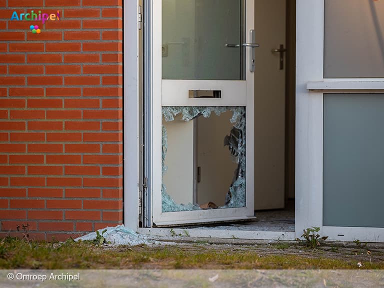 Politie slaat ruit in en treft grote professionele hennepplantage aan