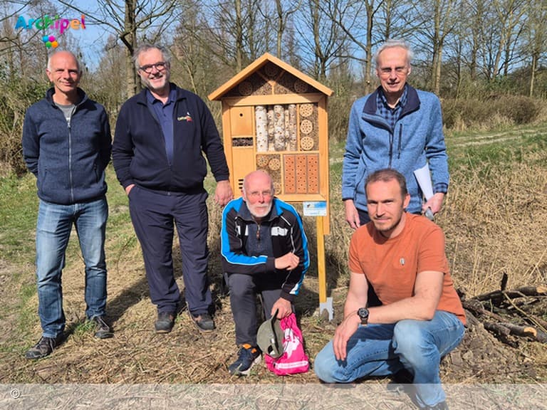 Een nieuw insectenhotel: 'Een cadeau aan de natuur, maar ook aan onszelf'