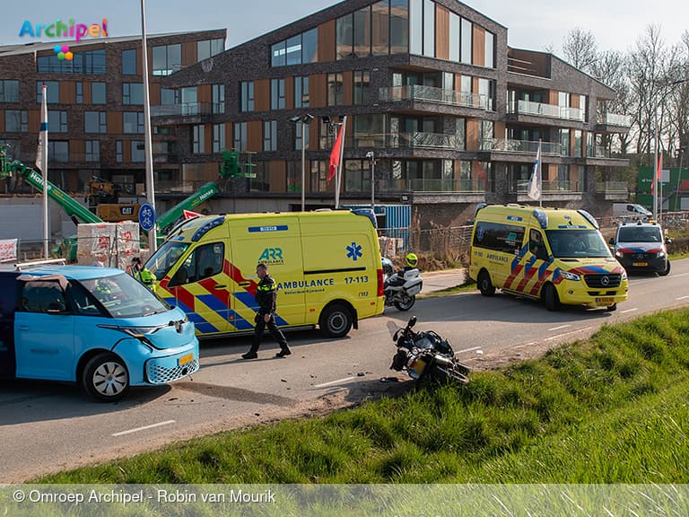 Twee gewonden bij ongeval tussen busje en motor