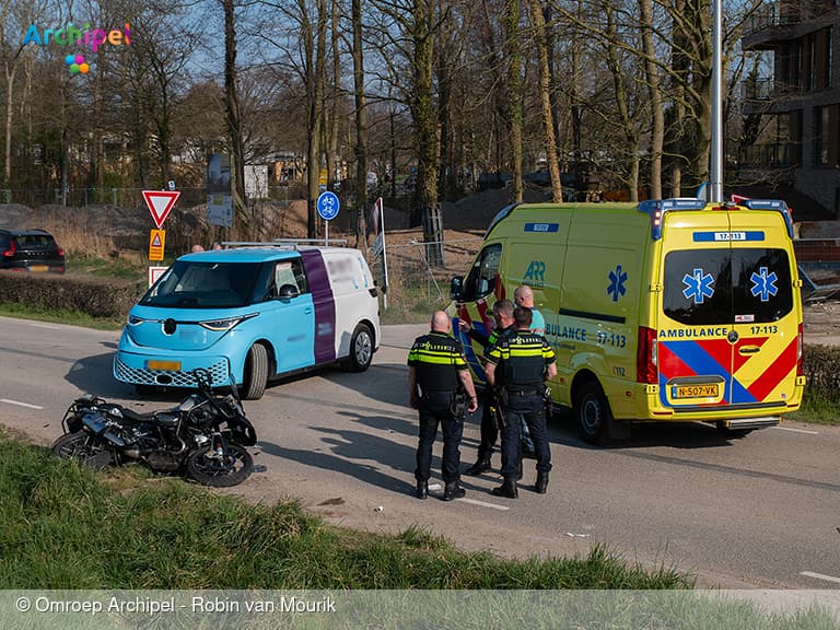 Twee gewonden bij ongeval tussen busje en motor
