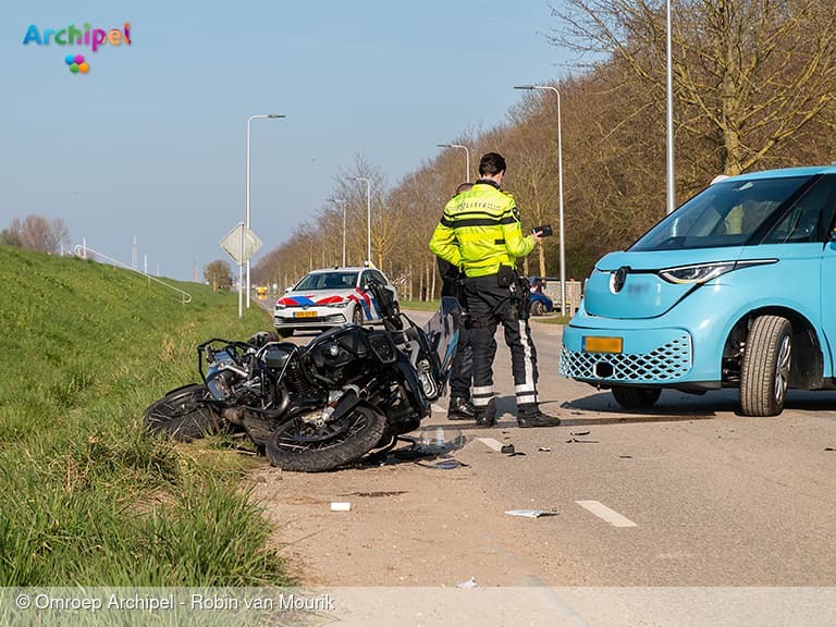Twee gewonden bij ongeval tussen busje en motor