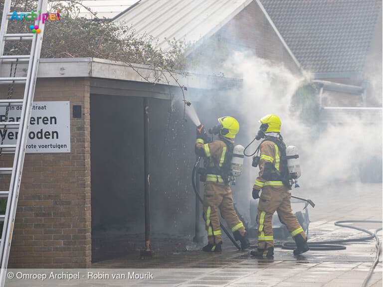 Overkapping in brand door bankstel