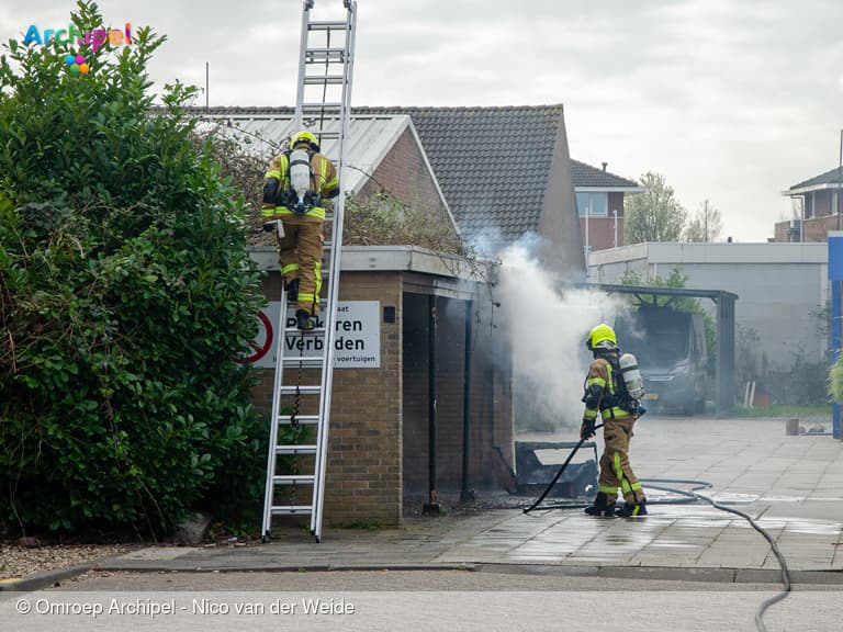 Overkapping in brand door bankstel