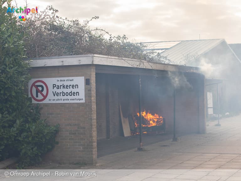 Overkapping in brand door bankstel