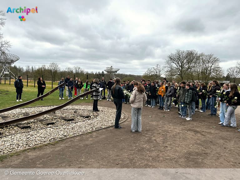 Scholieren en burgemeester bezoeken Westerbork
