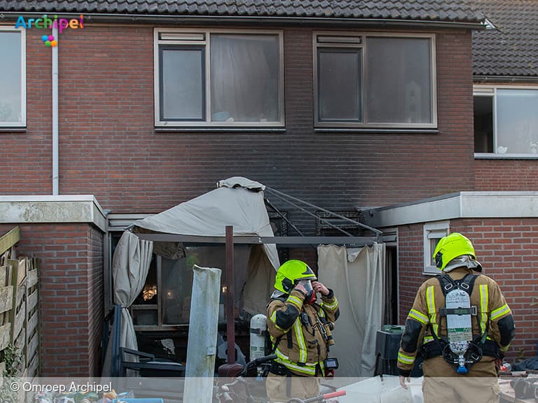 Brand in achtertuin van woning veroorzaakt flinke schade