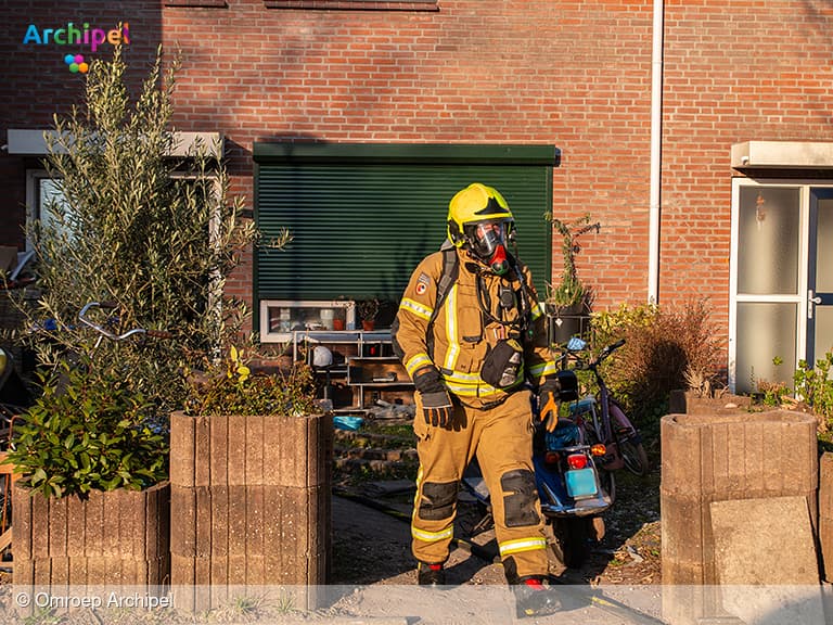 Brand in achtertuin van woning veroorzaakt flinke schade