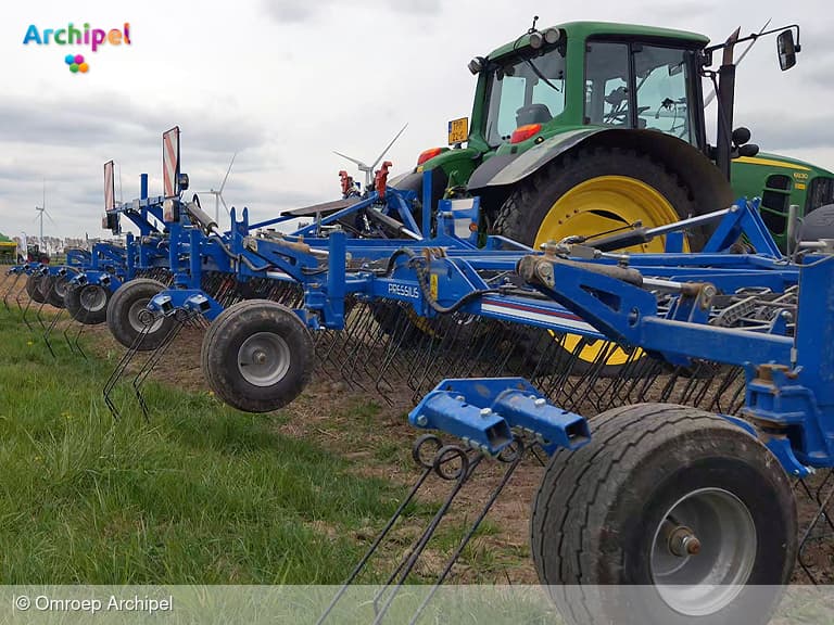 Demonstratie van gigantische landbouwmachines om onkruid te wieden