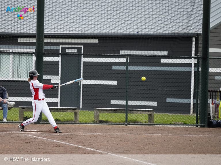 Knappe comeback softbalsters