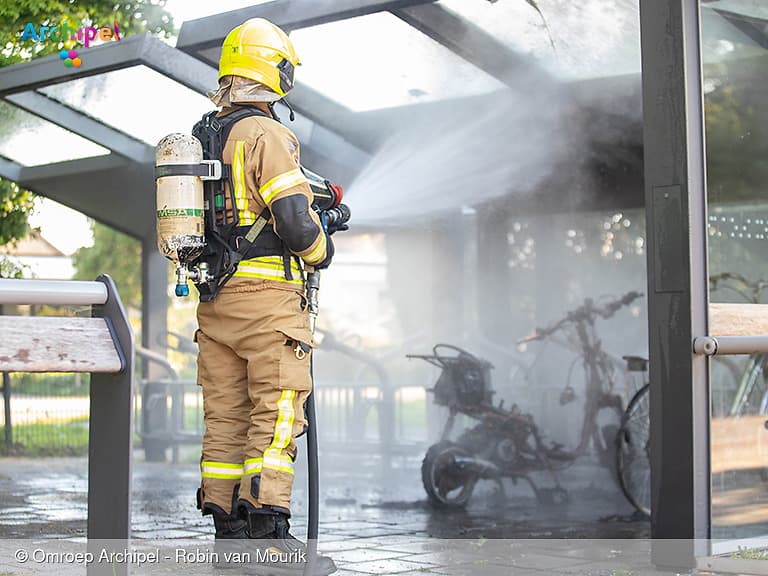 Fiets en overkapping beschadigd door brand