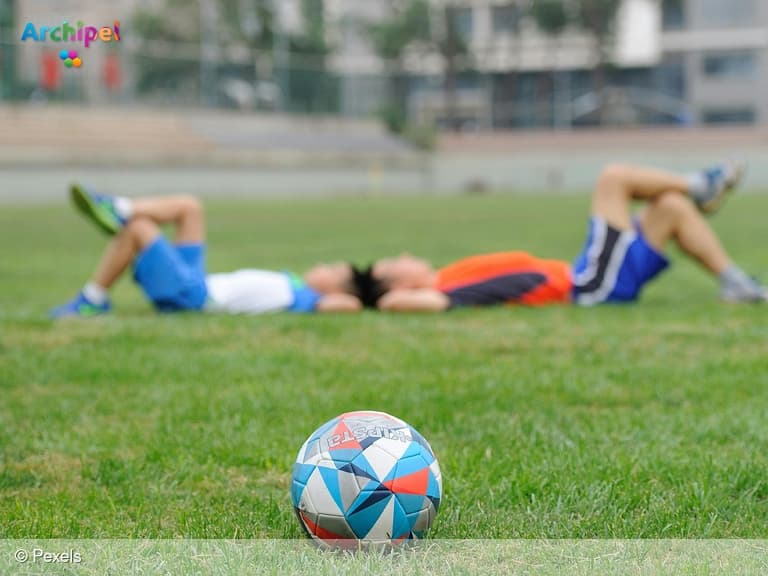 Finales schoolvoetbaltoernooi sportplezier en samenwerking