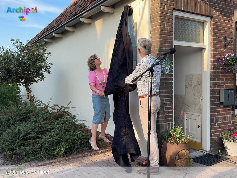 Louis Bouwmeester vereeuwigd op geboortehuis in Middelharnis