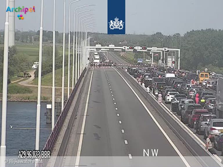 Storing Haringvlietbrug, in beide richtingen afgesloten