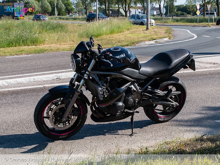 Motorrijder gewond na val bij rotonde