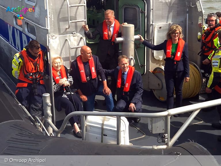 Prinses Beatrix met KNRM het Slijkgat op voor Search and Rescue