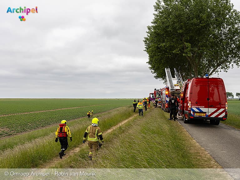 Auto te water: inzittenden lopen naar N57 om hulp te zoeken